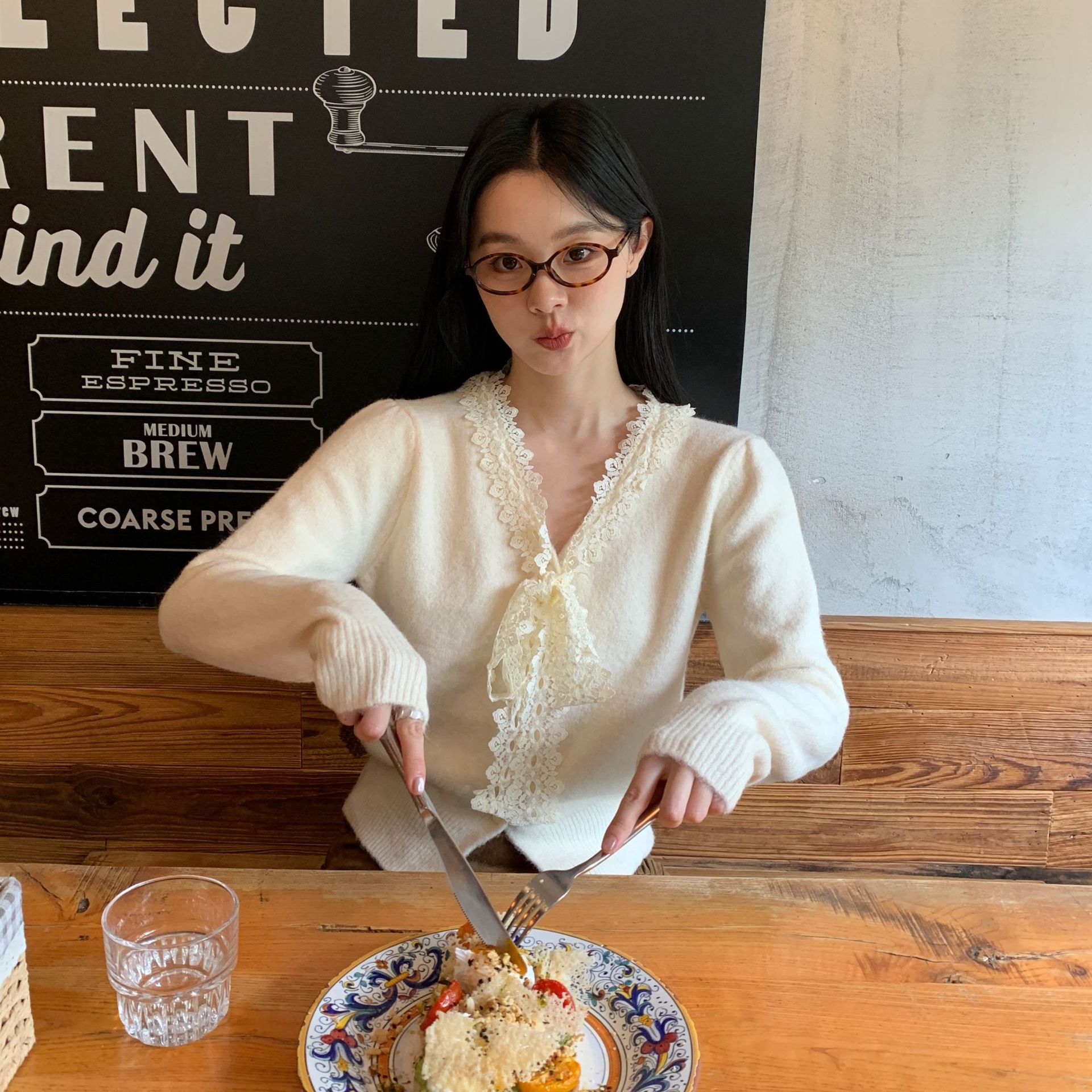 【诠释】NEWOPEN25冬法式甜美减龄蕾丝花边系带V领套头毛衣F7132