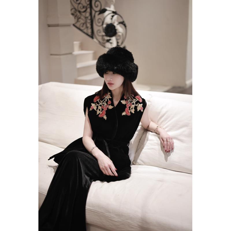 LUXURYMEMO【黑金女王】气质时尚新款刺绣花瓶腰铜氨真丝中式马甲