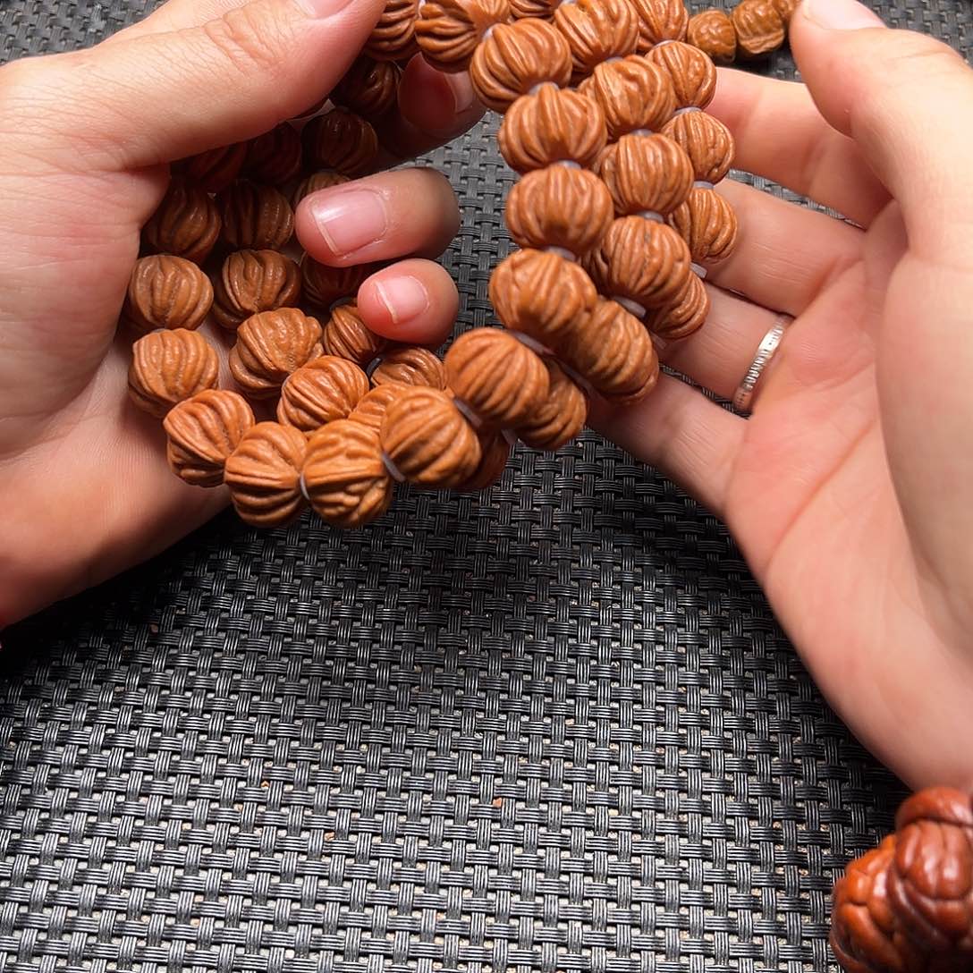 桃核吊坠八道金手串