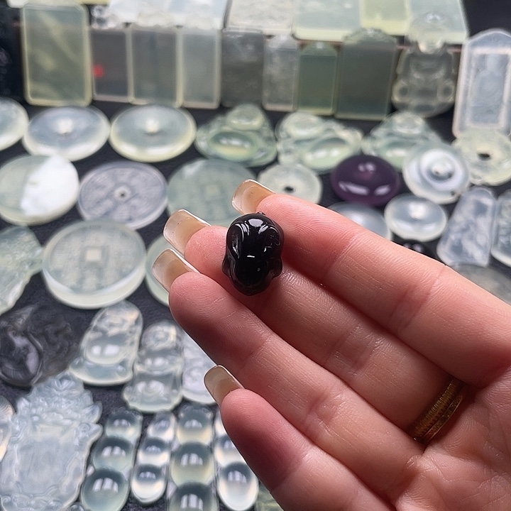 岫玉未镶嵌颈饰趴趴兔