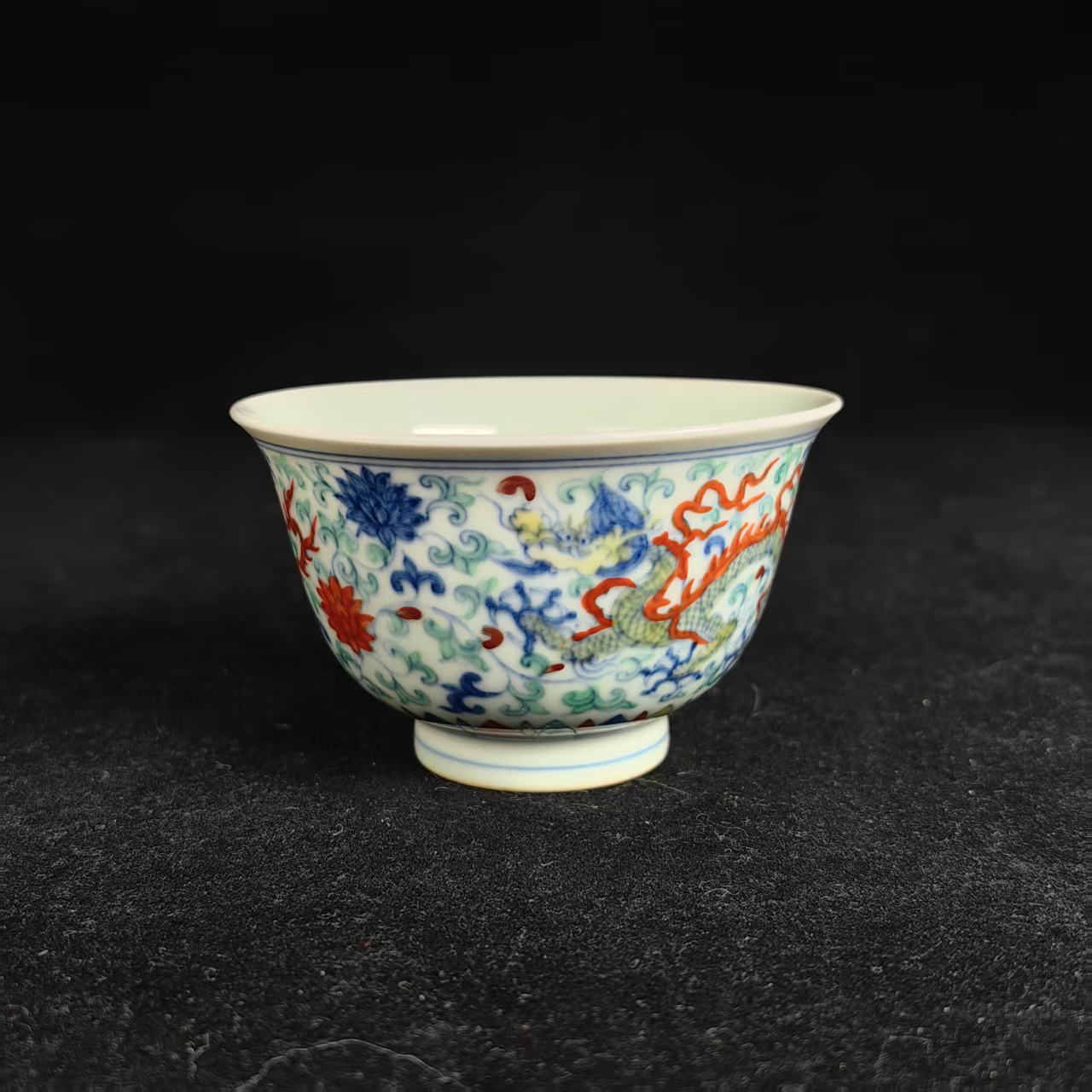 斗彩龙穿花纹杯  