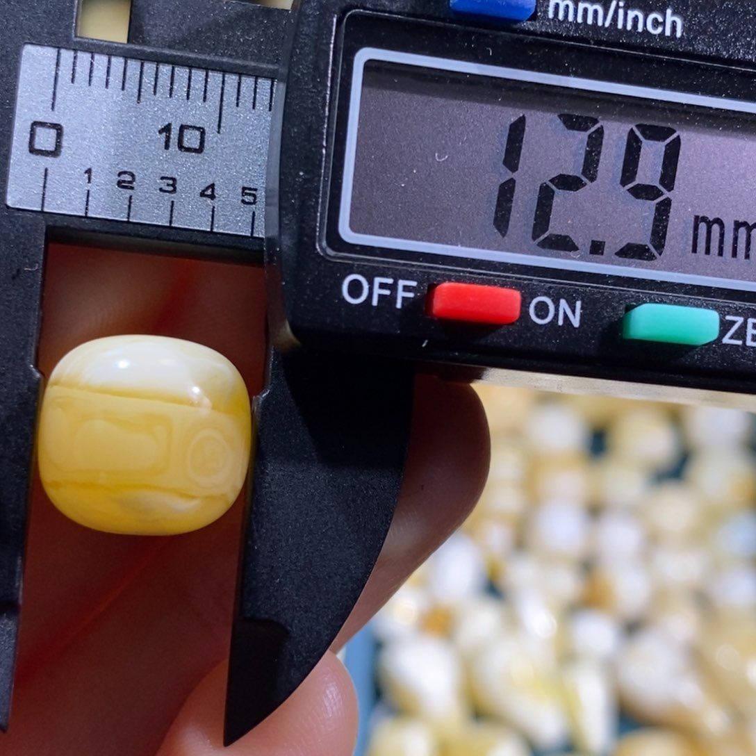 琥珀裸石未镶嵌配饰