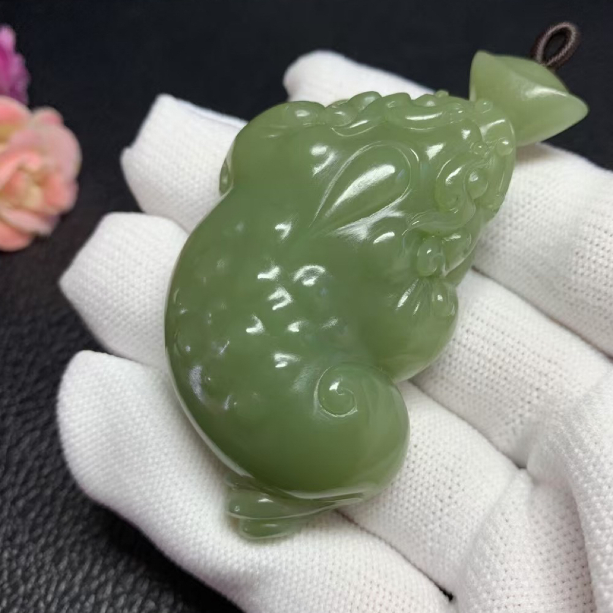 析木河磨玉《金蟾》吊坠，雕工精美，规格：长，58.3，宽，33.9，重，65克