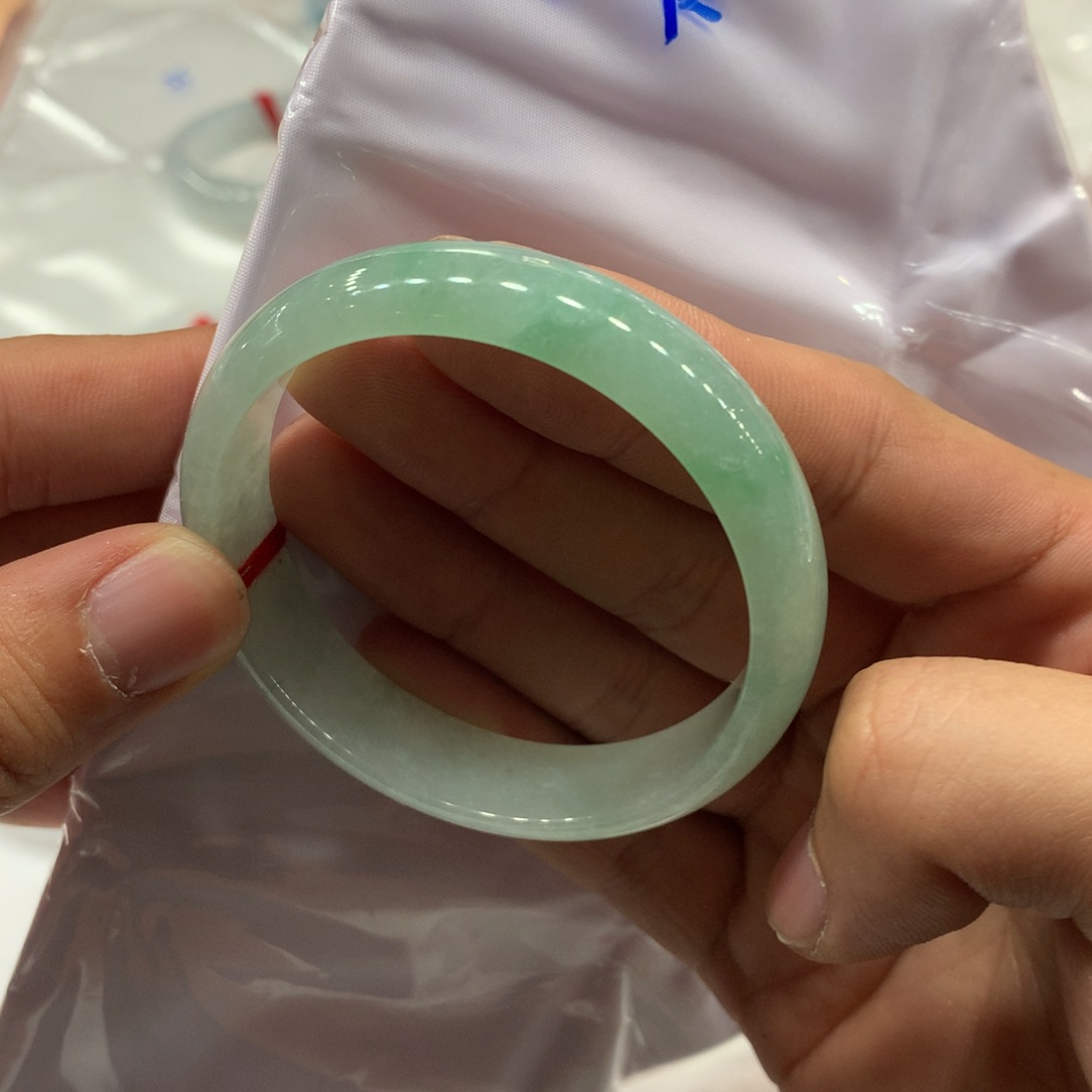 翡翠手镯未镶嵌翡翠