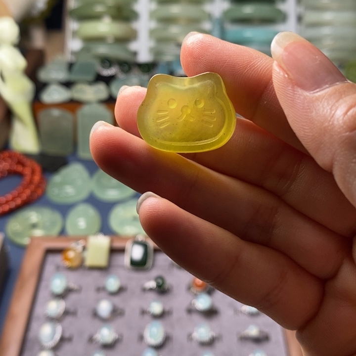 蛇纹石玉未镶嵌颈饰