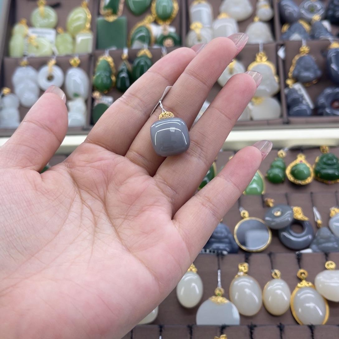 和田玉18K金镶嵌吊坠(赠链)