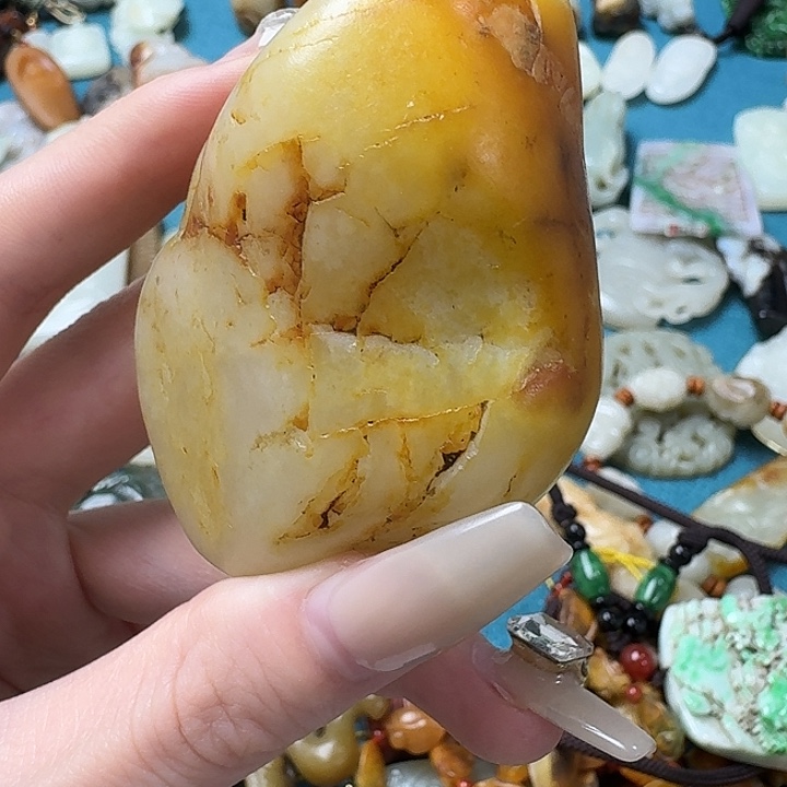 和田玉未镶嵌颈饰雨**下手把件