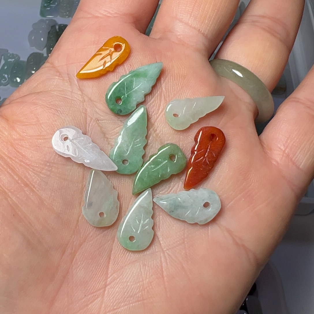 翡翠未镶嵌颈饰小叶子10个50块