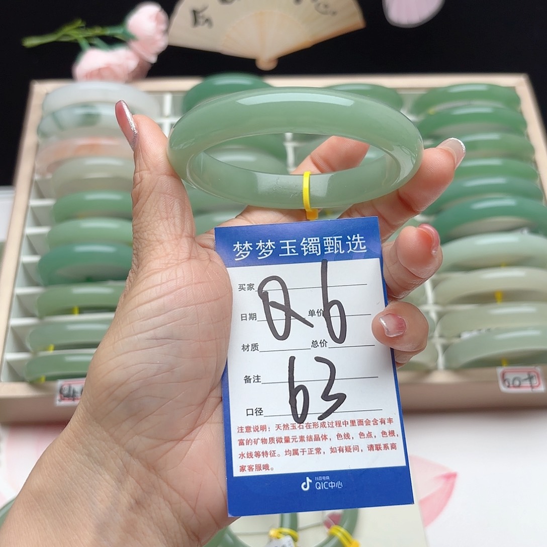 石英质玉手镯未镶嵌小***?