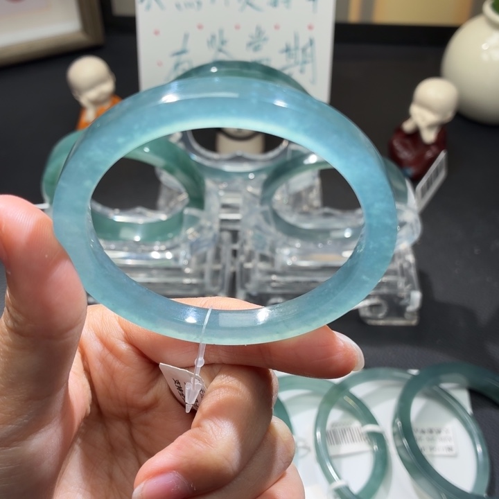 翡翠未镶嵌手镯高冰天空蓝