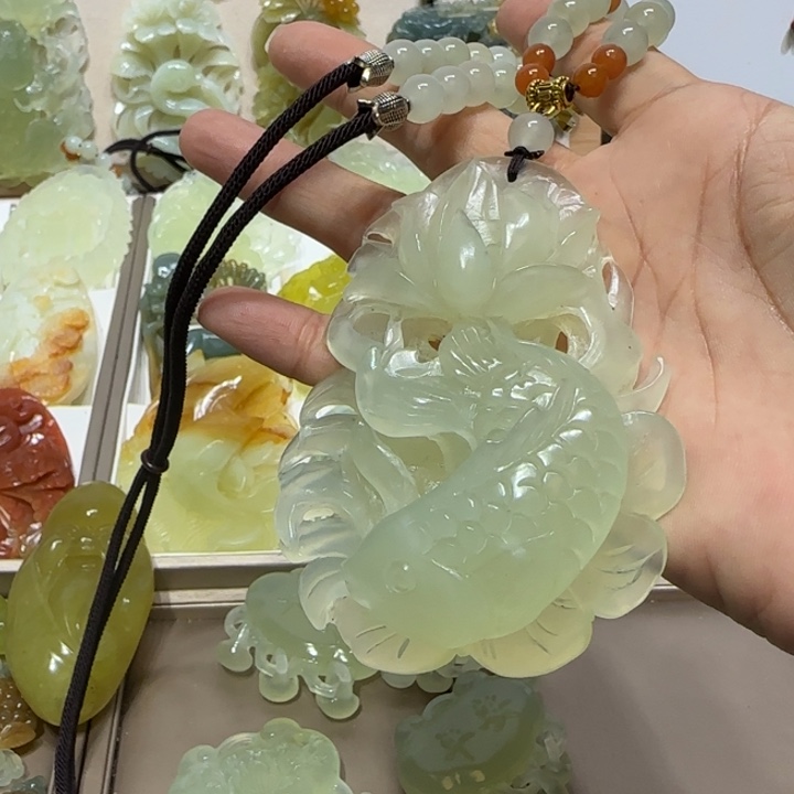 蛇纹石玉吊坠未镶嵌