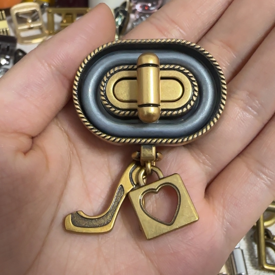 金色扭锁10元一个.