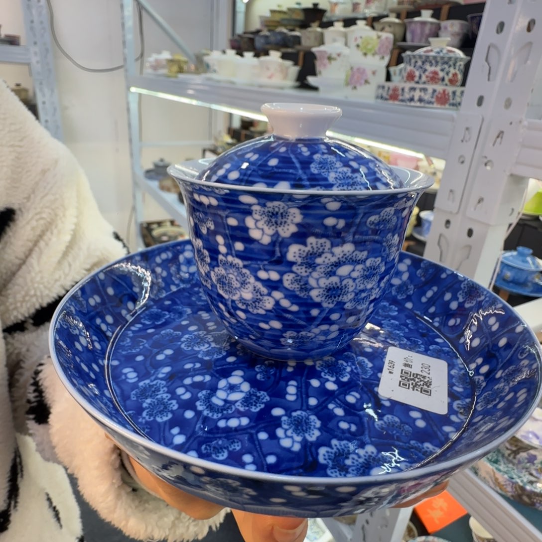 这些盖碗很漂亮我很喜欢！！