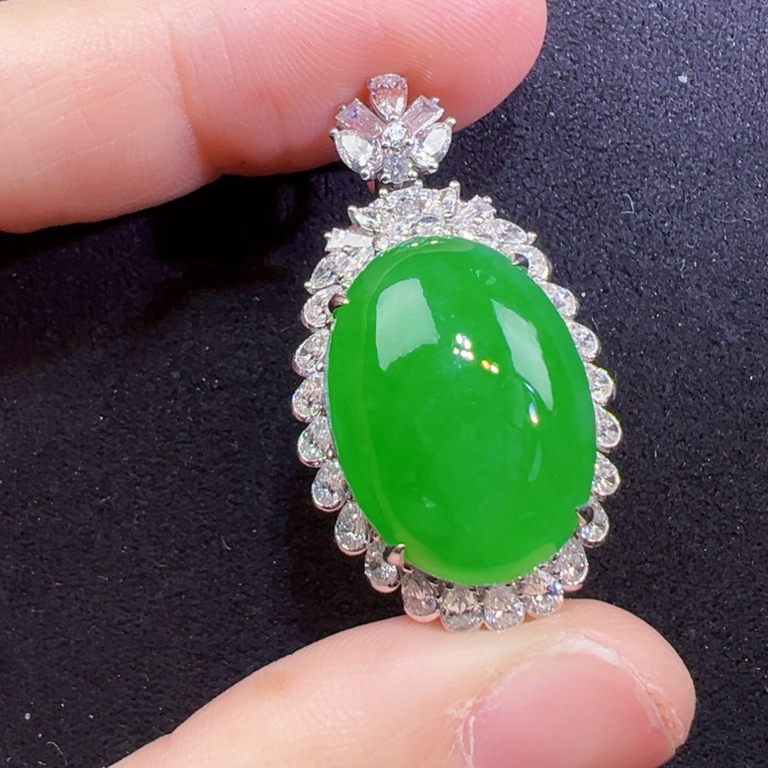 翡翠18K金镶嵌颈饰吊坠