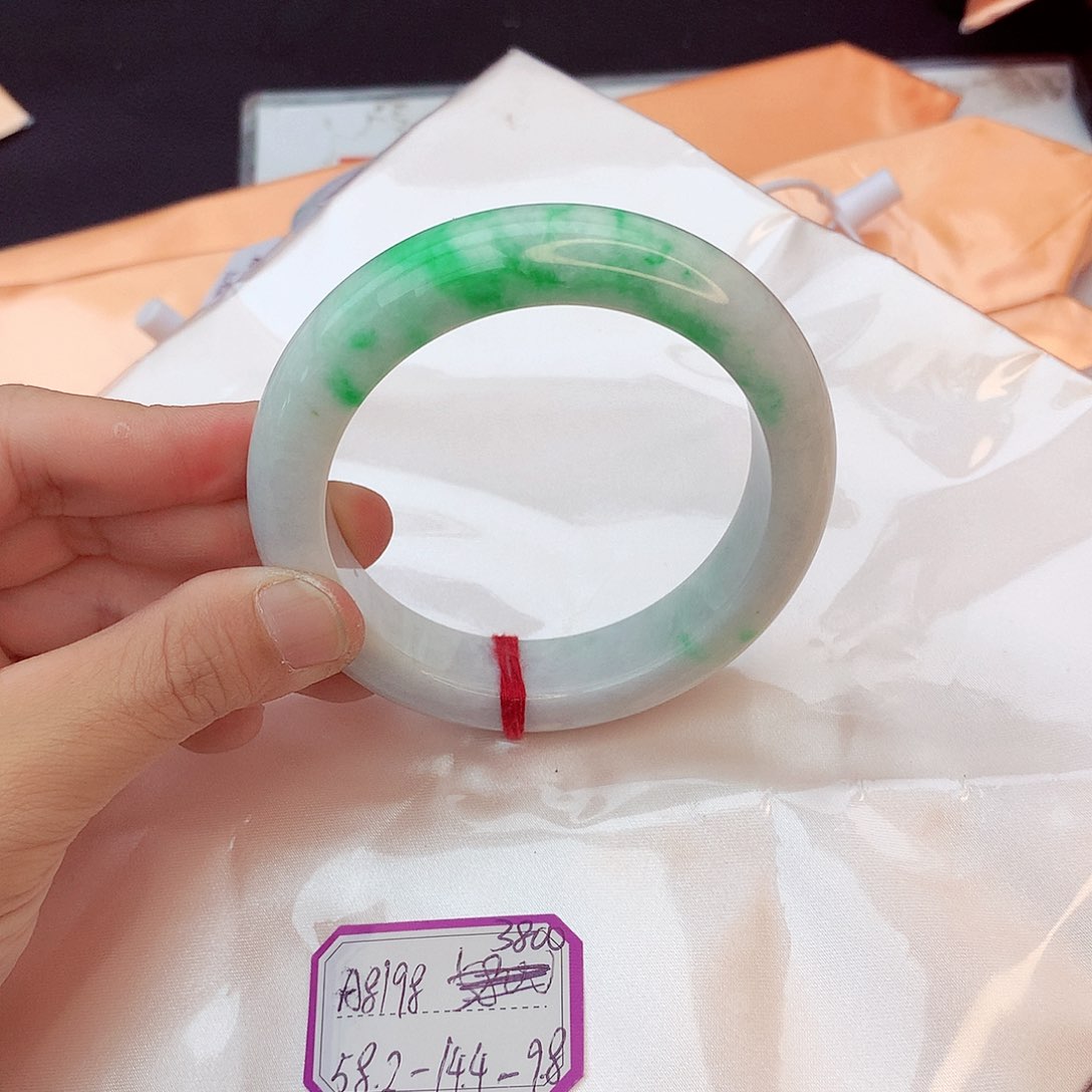 翡翠手镯未镶嵌翡翠