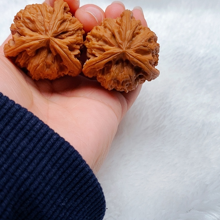 雅***哥文玩核桃吊坠三棱