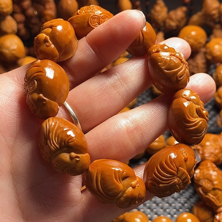 吊坠橄榄核?****掉鲨鱼背弥勒