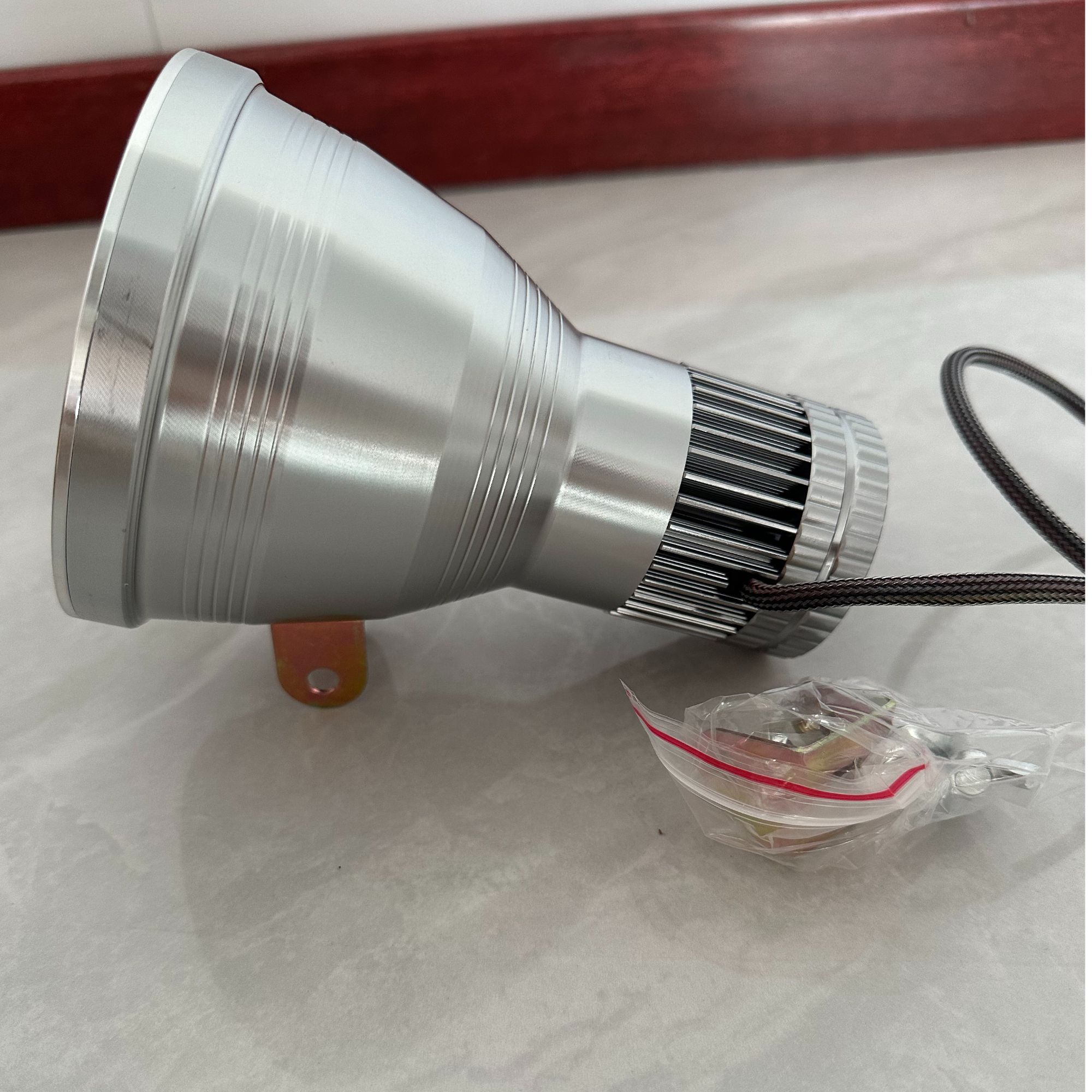 歼灭炮100w手持款头戴式6两重探照灯聚光远射强光可调节户外适用