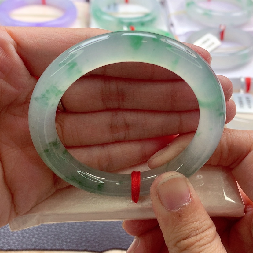 【闪购商品】翡翠手镯（圆镯）未镶嵌高冰高透飘绿花毕业A