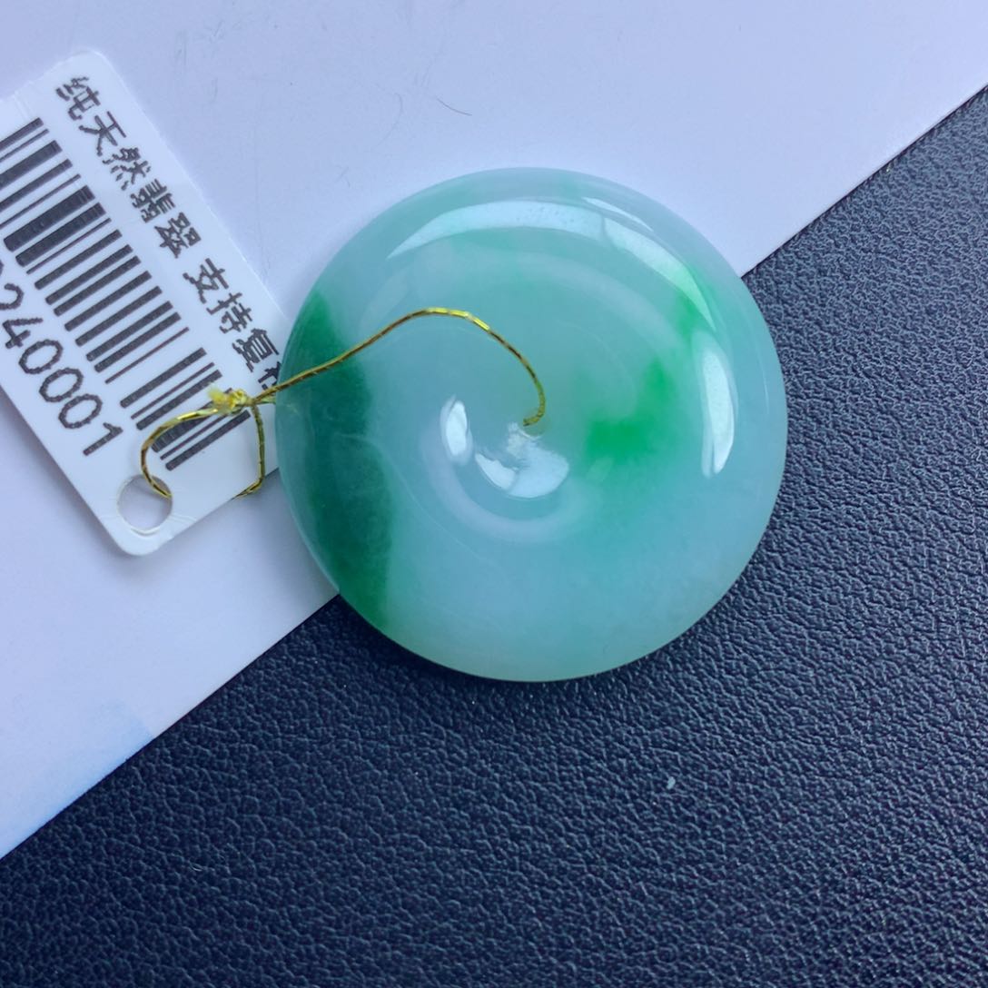 翡翠颈饰未镶嵌平安扣