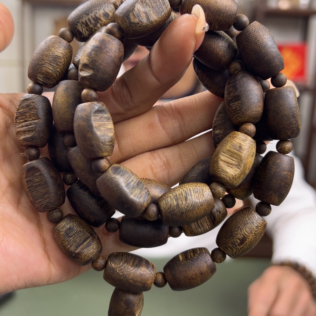 沉香手串海南流油王留疤卡1.3/59g+多圈