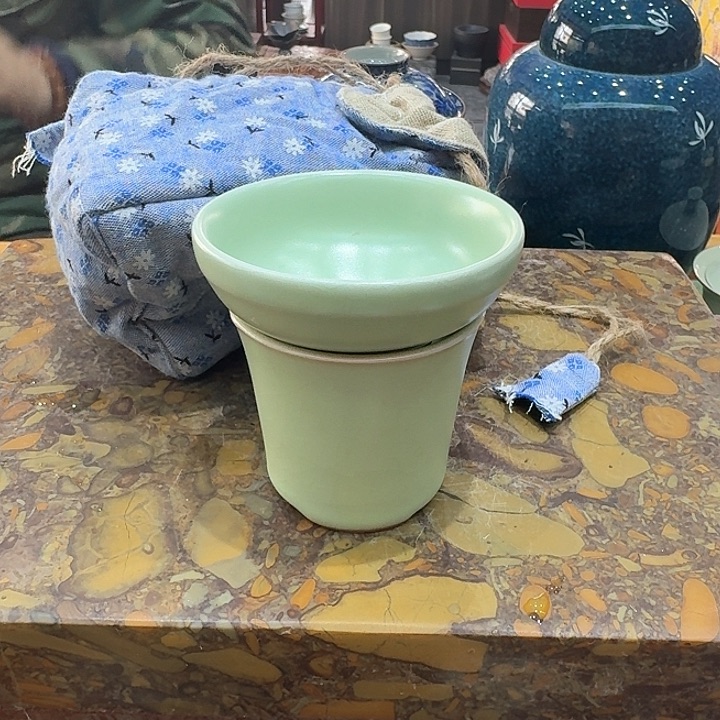 汝瓷茶漏一个，瓷。。。