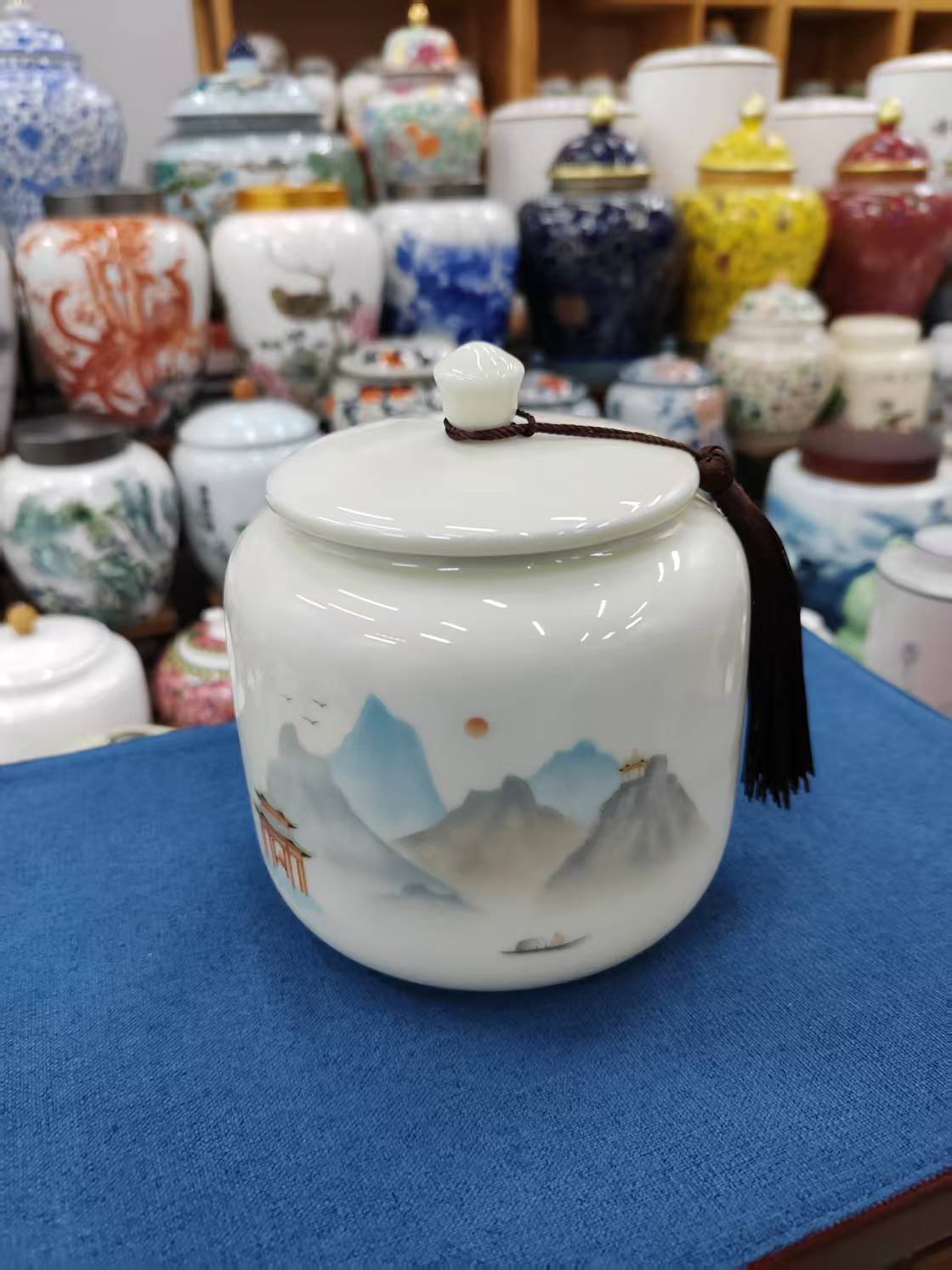 羊脂玉白瓷山水茶叶罐