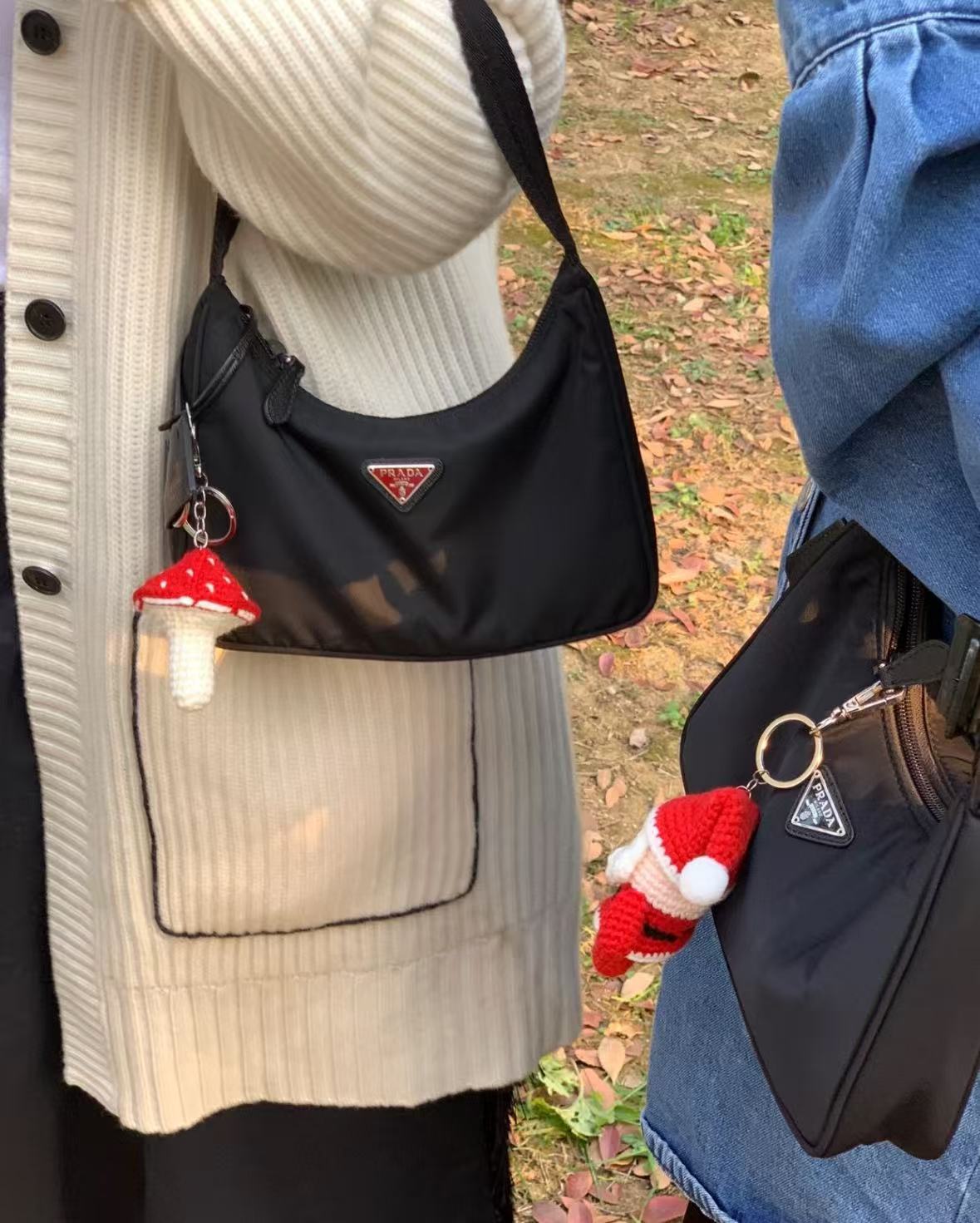 95新 Prada/普拉达 展会外场！黑银红标hobo包