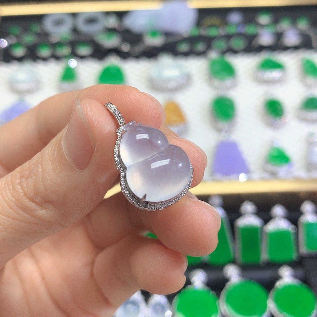 颈饰18K金镶嵌翡翠吊坠