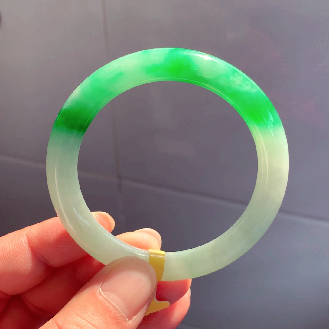 翡翠手镯未镶嵌缅甸翡翠，圆条