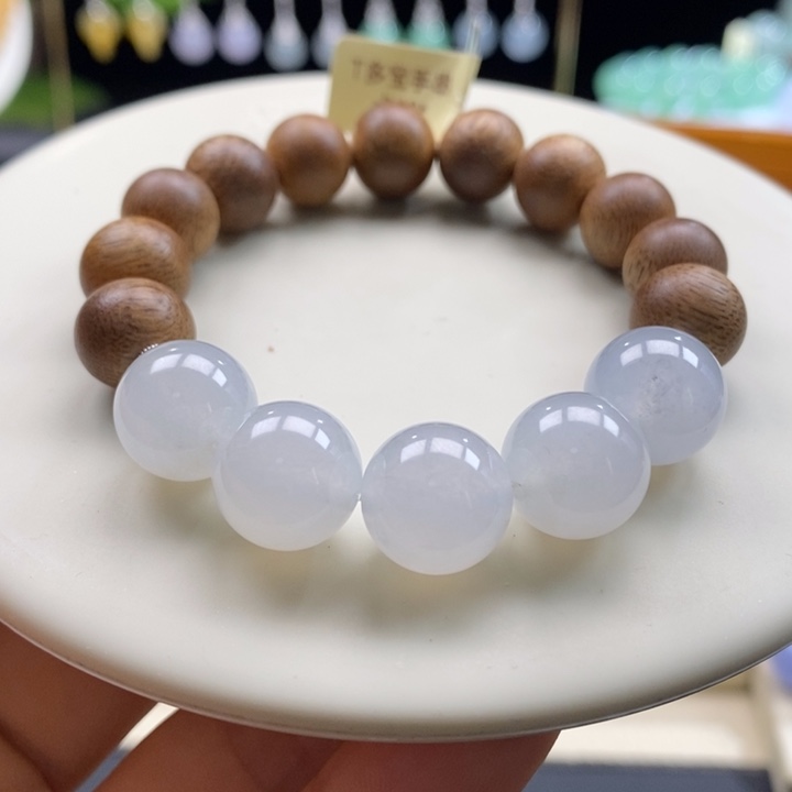 沉香木手串翡翠搭配沉香木手串