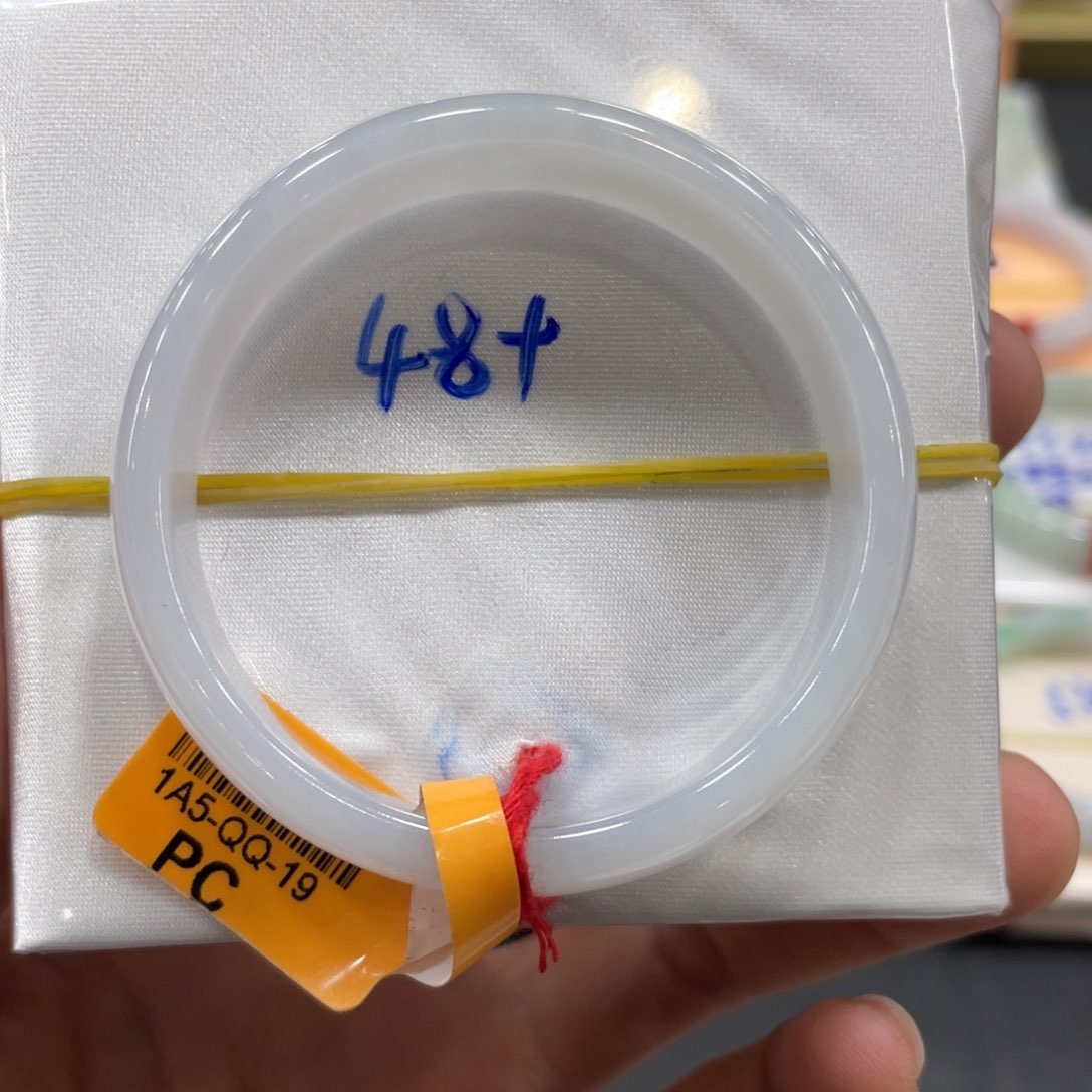 翡翠手镯未镶嵌翡翠手镯