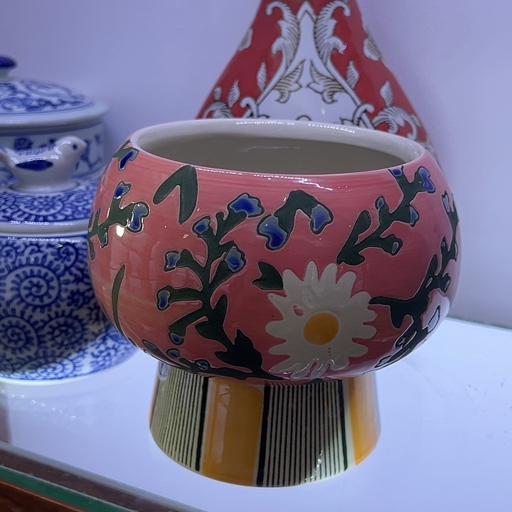 粉色敞口百花图案花盆