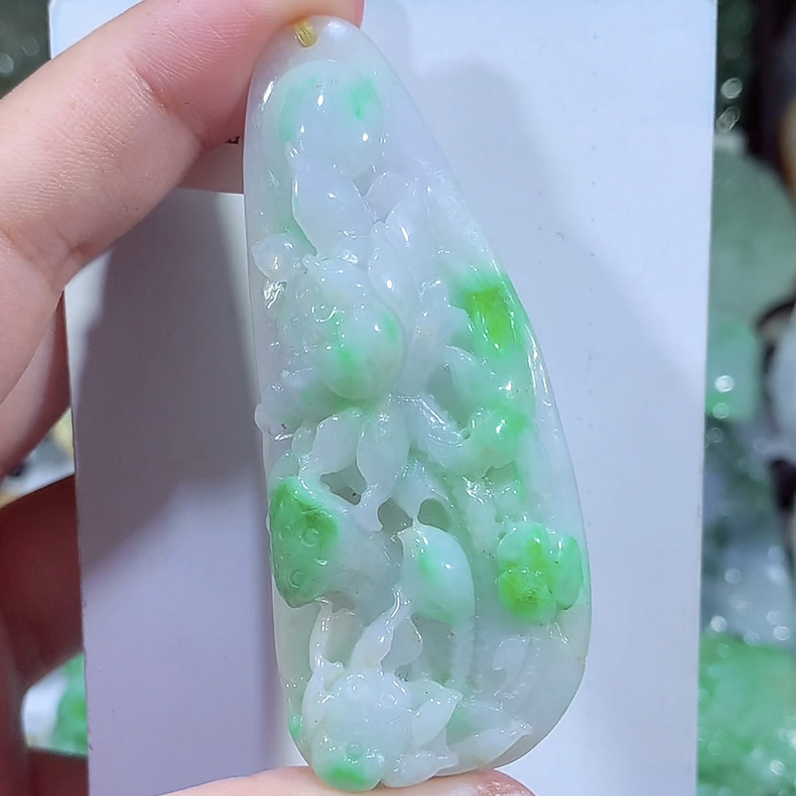 缅甸天然A货翡翠飘绿莲花吊坠