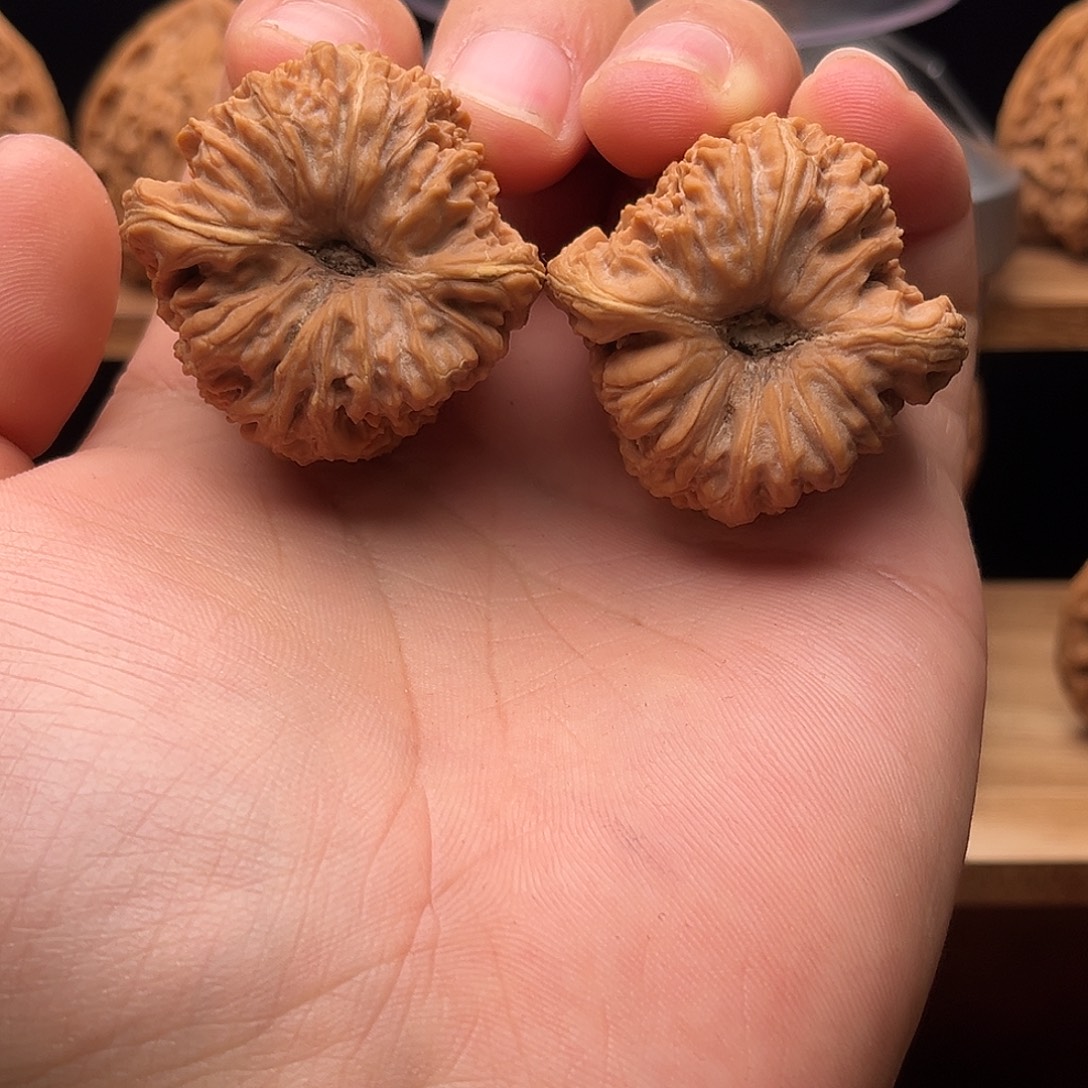 文玩核桃吊坠凹底