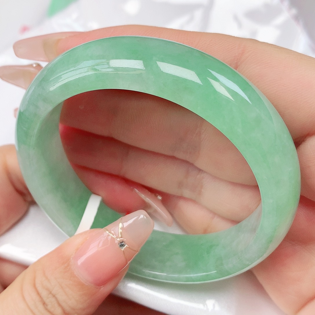 翡翠手镯未镶嵌抖音888