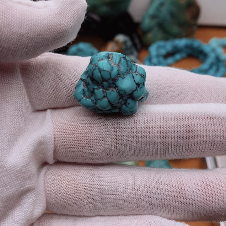 绿松石原矿未镶嵌以***。