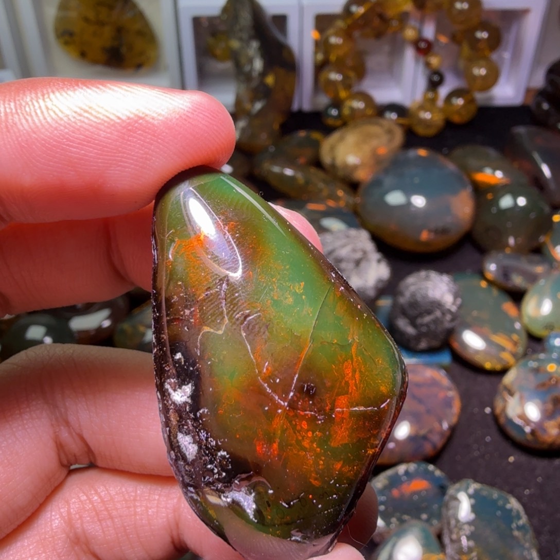 小****琥珀未镶嵌裸石，，