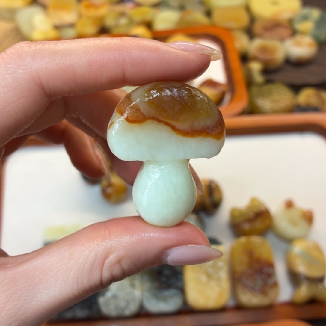 裴***永蛇纹石玉未镶嵌颈饰