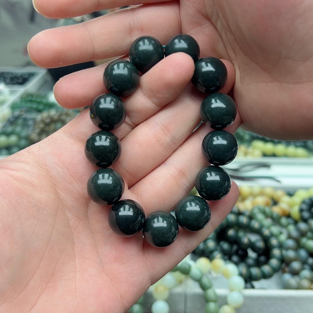 和田玉手串未镶嵌米****?