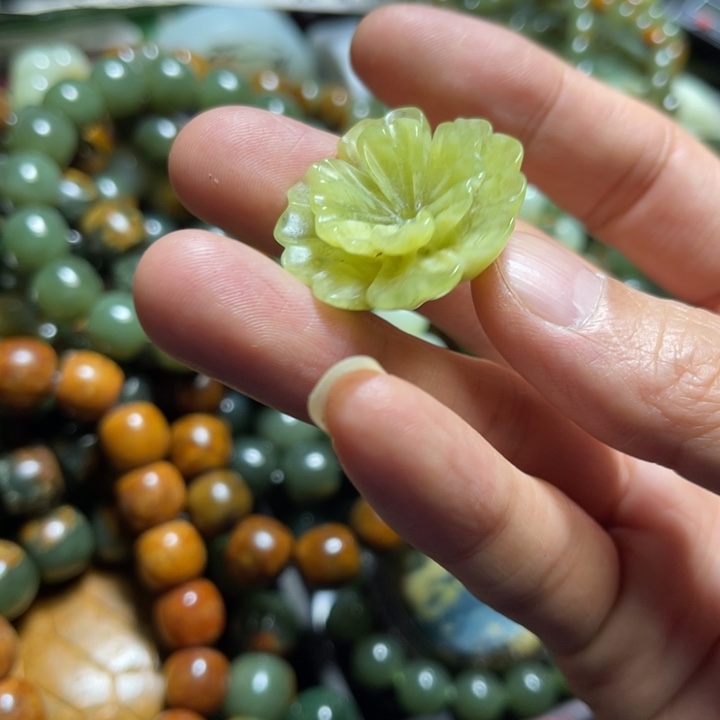 蛇纹石玉未镶嵌颈饰