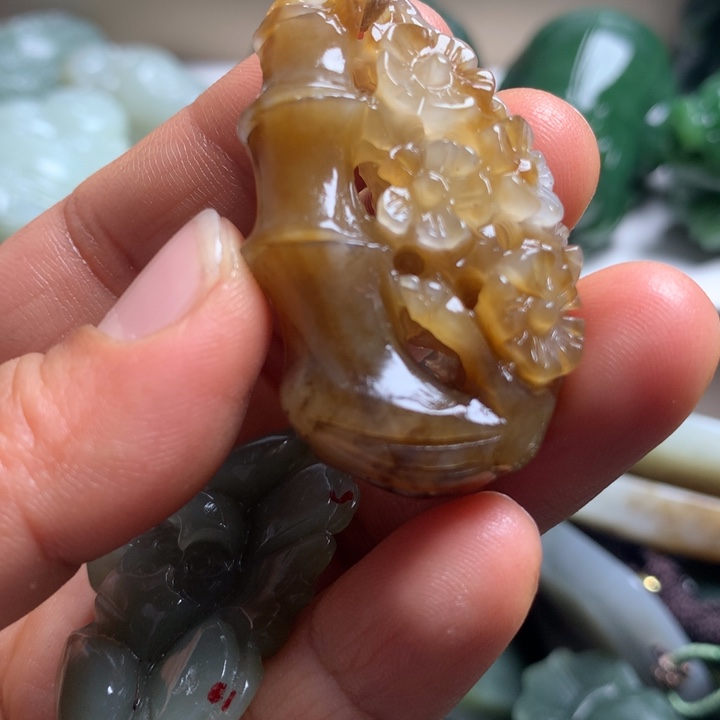 @***峰和田玉未镶嵌颈饰