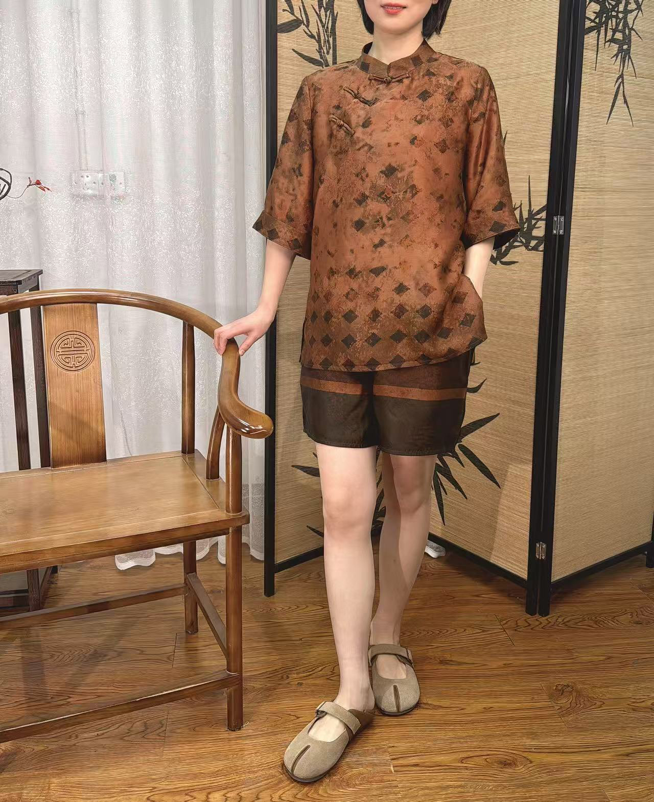 绫上锦 25春夏新款 100桑蚕丝香云纱花萝庞贝新中式旗袍领上衣 女