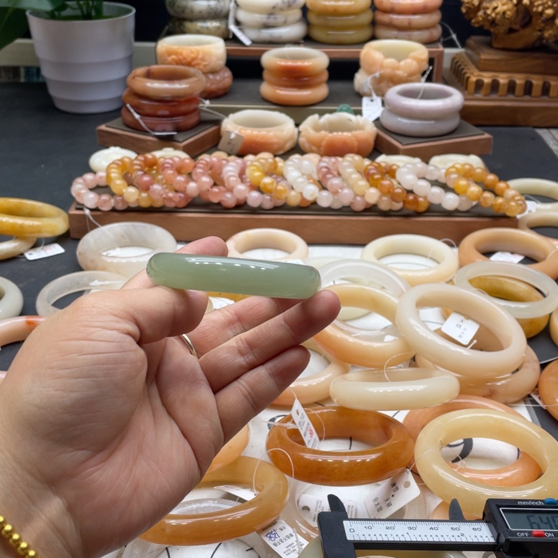 宇***乐石英岩玉未镶嵌手镯