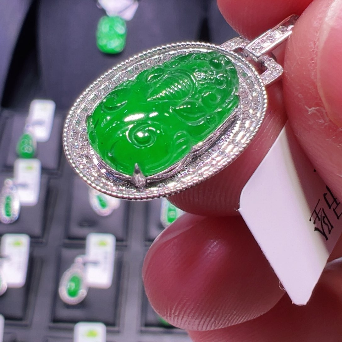 翡翠颈饰18K金镶嵌貔貅