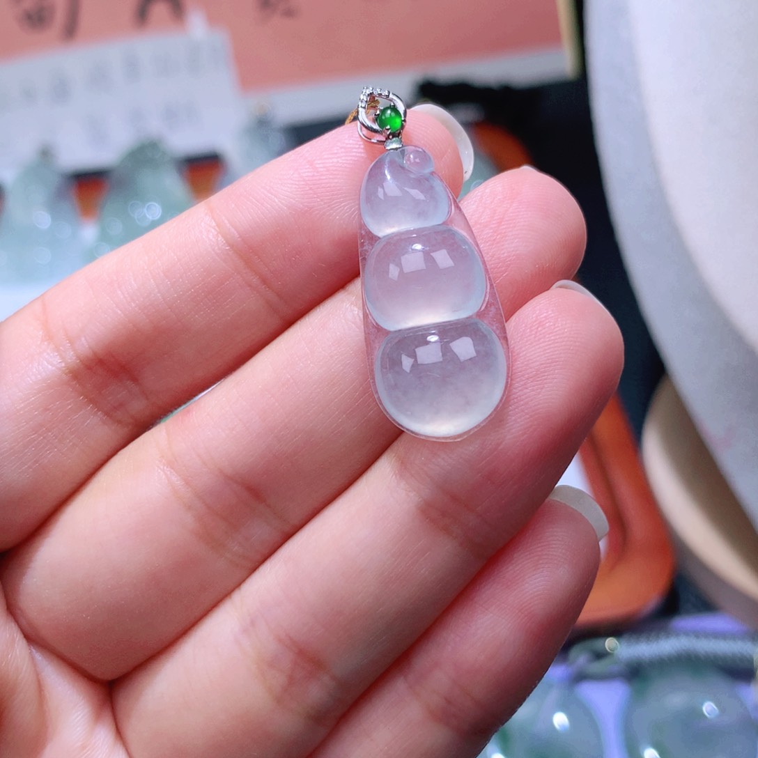 颈饰18K金镶嵌翡翠福豆