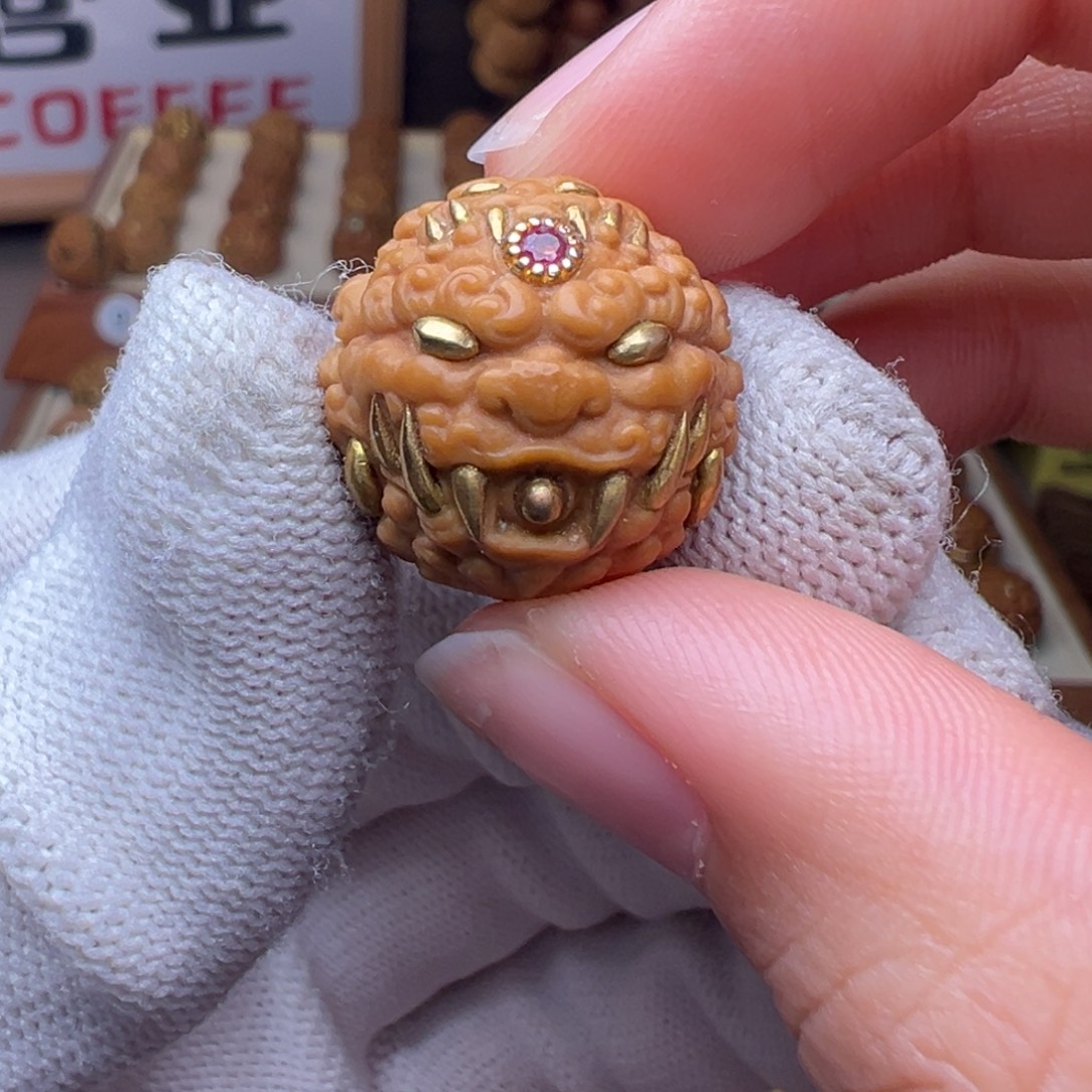 把件猴头核桃镶嵌款吞金唐狮全品有正常封口线