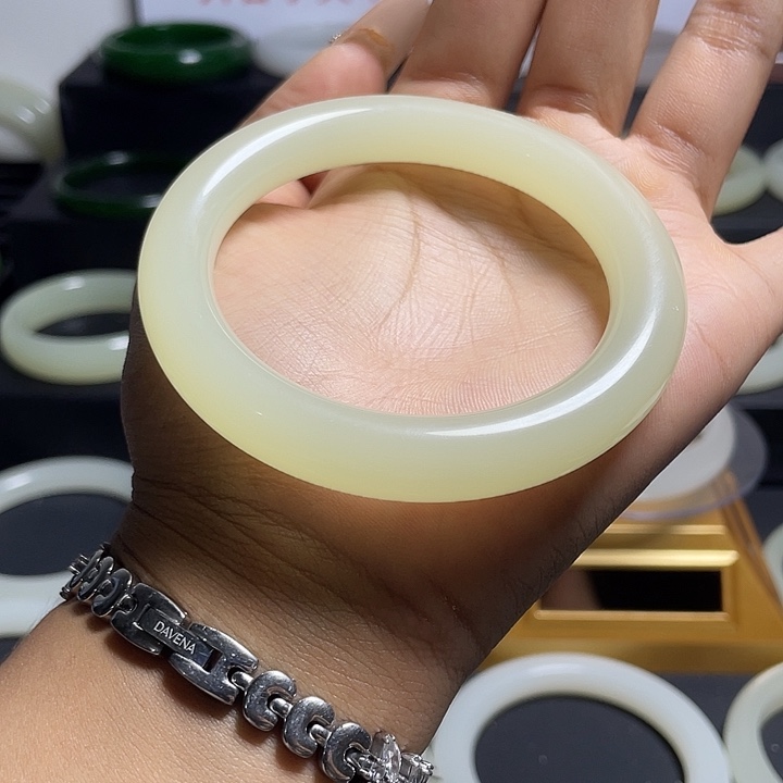 和田玉手镯未镶嵌