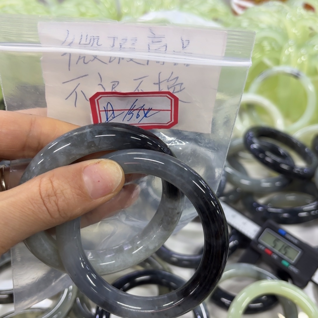 蛇纹石玉手镯未镶嵌且*时