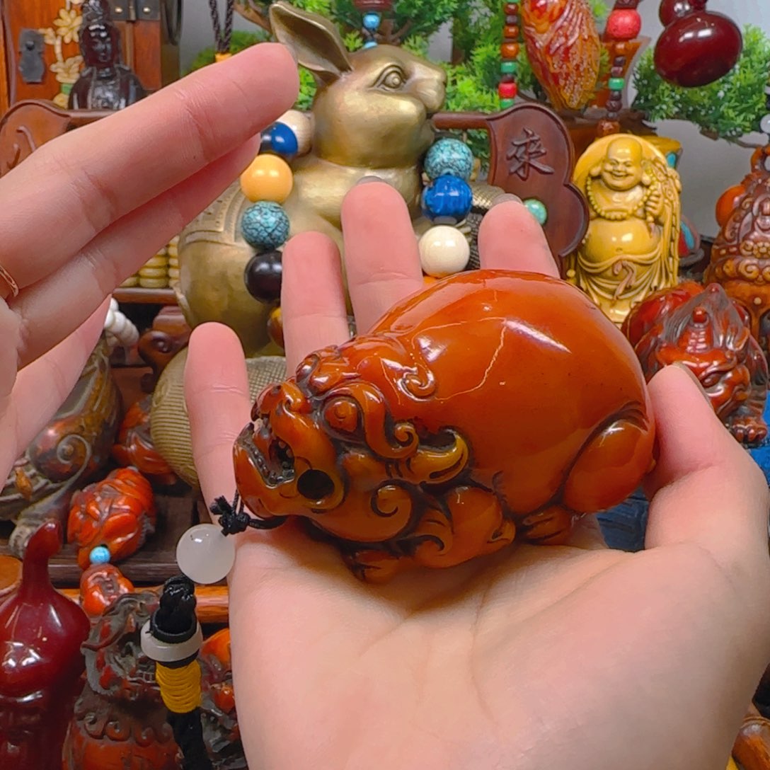 琥珀裸石未镶嵌貔貅